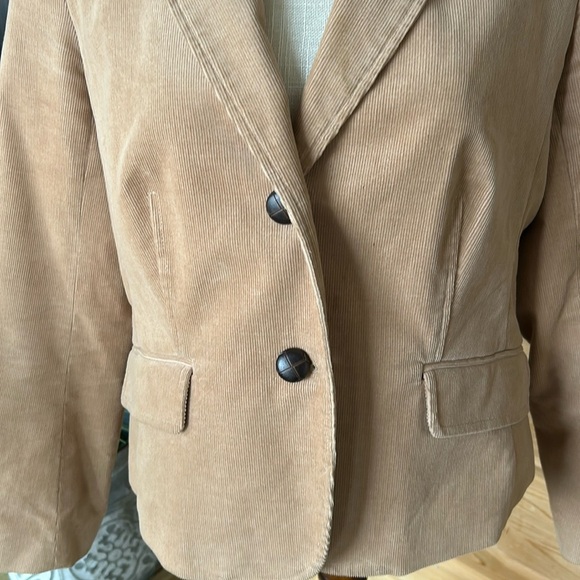 Talbot women’s jacket size 12petit color tan 
Pre loved perfect condition - Picture 2 of 6